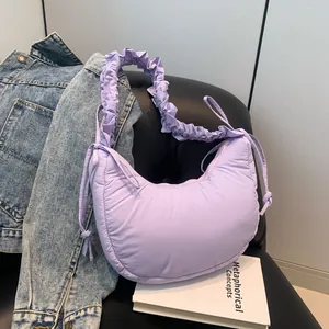 Borsa a mezzaluna viola in nylon trapuntato con tracolla arricciata per donna