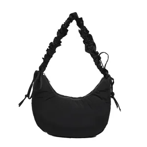 Borsa a tracolla nera a mezzaluna con spallina a pieghe e morbida texture in nylon