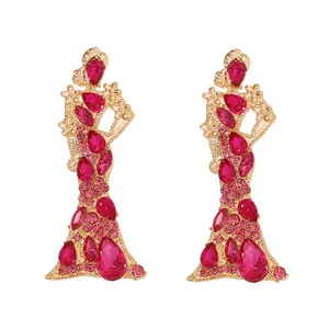 Orecchini pendenti di lusso in lega dorata con cristalli rosa vivaci e silhouette femminile
