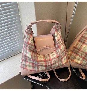 Detailansicht des rosa karierten Rucksacks mit Schleife und Lederklappe