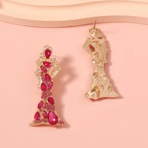 Dettaglio di orecchini di lusso con strass rosa e retro in metallo dorato