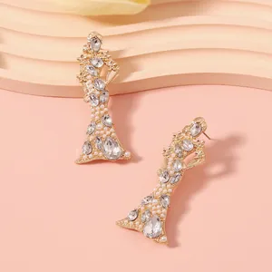 Orecchini pendenti in oro di lusso con sagoma di donna, cristalli e perle sintetiche