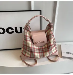 Detail der rosa karierten Hobo-Tasche mit Leder-Schleife und vielseitigen Trägern