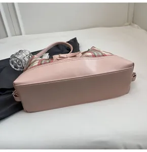Detailansicht der rosa karierten Tragetasche mit Schleife und Metallringschlaufe