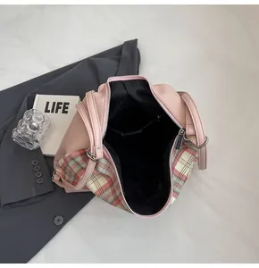 Detailansicht des Tascheninneren mit schwarzem Futter und Reißverschlussfach für Damen