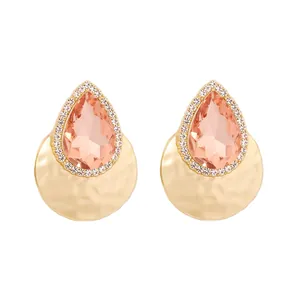 Orecchini a goccia in oro con cristallo rosa e contorno di piccoli diamanti lucidi