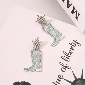 Boucles d'oreilles bottes de cow-boy bleu clair avec texte Bride et étoiles brillantes
