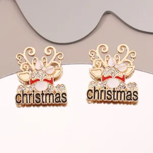 Orecchini a perno con renne di Natale, corna dorate e strass su sfondo rosa