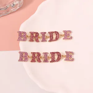Makroaufnahme von roségoldenen BRIDE-Buchstaben mit rosa Strass für DIY-Schmuck