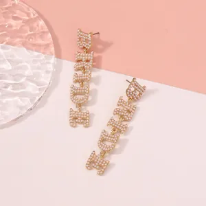 Elegante Braut-Ohrhänger in Gold mit weißen Perlen und Schriftzug BRIDE für Hochzeiten