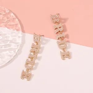 Elegante goldene Tropfenohrringe mit BRIDE-Buchstaben und weißen Perlen für Hochzeiten