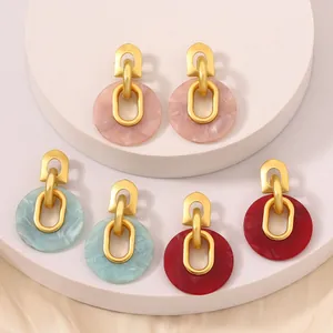 Pendientes vintage geométricos de resina en rosa, menta y rojo con metal dorado mate