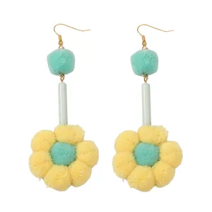 Pendientes largos vintage con pompones coloridos y detalles de flores de resina
