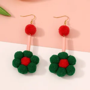 Pendientes florales creativos con pompones rojos y verdes y ganchos de metal dorado