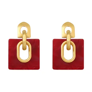 Pendientes vintage geométricos con resina de mármol rojo y eslabón de metal dorado