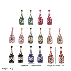 Detalle de pendientes con forma de botella de champán en varios colores con cristales
