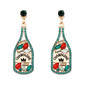 Detalle de pendientes de botella de champán con diamantes de imitación y detalles oro