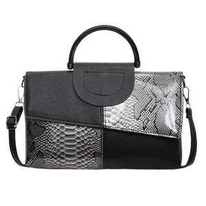 Elegante borsa a mano da donna in nero e grigio con trama a serpente e manici tondi