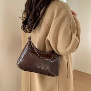 Sac sous le bras en cuir PU brillant marron foncé avec chaîne en métal et bandoulière