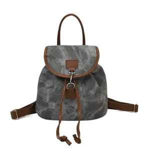 Elegante mochila de lona gris con ribete de cuero marrón y cierre de cordón mujer