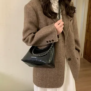 Sac sous le bras minimaliste noir brillant en forme de lune avec chaîne et logo