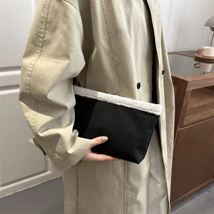 Mode damestas 2025 met lamswol trim en zwart canvas voor schouder en handtas