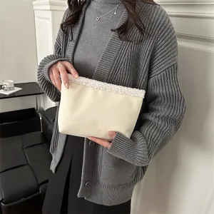 Chique beige crossbody emmer tas met witte sherpa bies en gladde afwerking