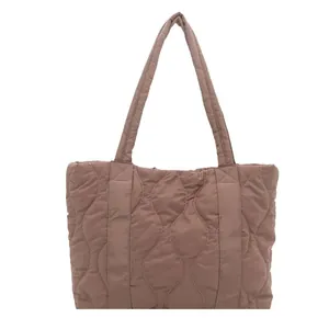 Braune gesteppte Tragetasche mit Wellenmuster und geräumigem Nylon-Design