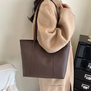 Grand sac cabas rétro en cuir marron café pour femme, porté épaule élégant et spacieux