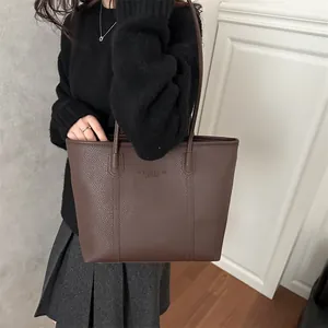 Sac cabas vintage en cuir marron foncé pour femme avec bandoulière au design minimaliste