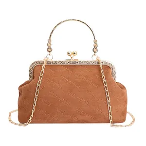 Bruine suède crossbody tas met rich rabbit reliëf patroon en gouden ketting