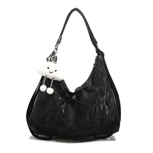 Grande borsa hobo nera con texture stropicciata, ciondolo a nuvola bianca e tracolla
