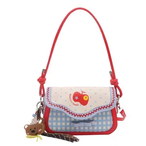 Sac à bandoulière rose mignon avec motifs cerises et un porte-clé ours en peluche doux