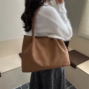 Vintage bruine suède draagtas voor dames in een minimalistische schouder- en crossbody-stijl
