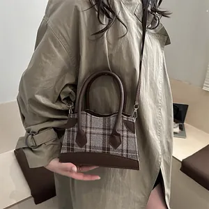 Chique crossbodytas van lamswol met retro ruitpatroon en leren handvaten voor dames
