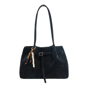 Borsa tote vintage in camoscio nero con spalline lunghe e ciondolo decorativo perlato