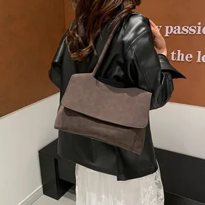 Sac fourre-tout rétro en daim marron pour femmes avec grande capacité et design minimaliste