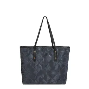 Quilted tote bag with marble pattern, large capacity for school and daily commuting