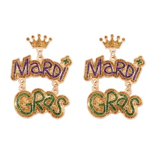 Pendientes de Mardi Gras con letras brillantes y coronas en colores oro, verde y lila