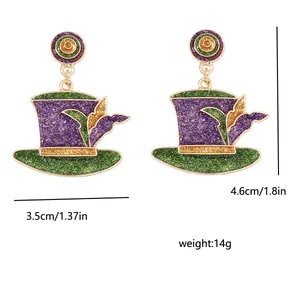 Detalle de pendientes de sombrero con purpurina de colores y medidas de 3,5 cm por 4,6 cm