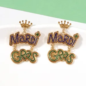 Pendientes de corona Mardi Gras con letras brillantes en color púrpura y verde