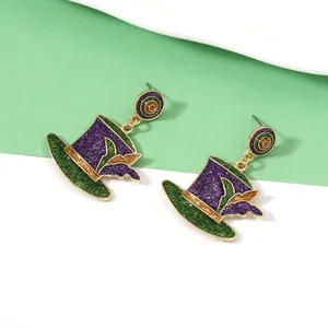 Pendientes de sombrero de bruja en morado y verde con detalles de cinta dorada brillante