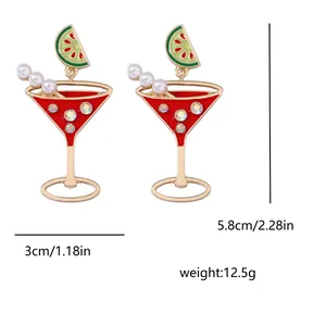 Detailansicht der Cocktailglas-Ohrringe mit Maßen: 5,8 cm Höhe und 3 cm Breite