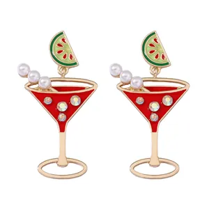 Detailansicht der Cocktailglas-Ohrringe mit rotem Emaille, Kristallen und Perlen