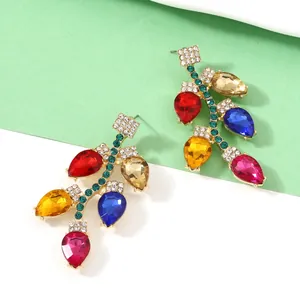 Orecchini festivi dorati con strass colorati e gemme a goccia per donne eleganti
