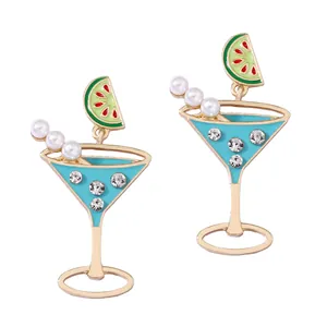 Detailansicht der Cocktailglas-Ohrringe mit blauem Emaille, Perlen und Kristallen