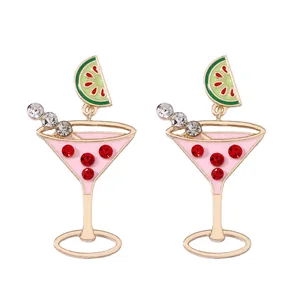 Details von Cocktailglas-Ohrringen mit rosa Emaille und funkelnden bunten Strasssteinen