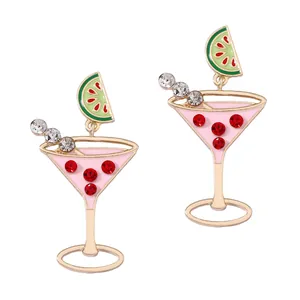 Detailansicht der Cocktailglas-Ohrringe mit rosa Emaille und funkelnden Strasssteinen