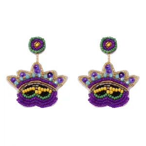 Handgemaakte Mardi Gras kralenoorbellen met paarse, groene en gouden kralen in boho-stijl