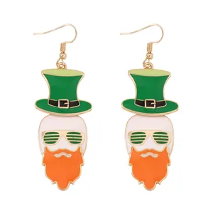 Dettaglio orecchini gnomo di San Patrizio con cappello verde e barba arancione